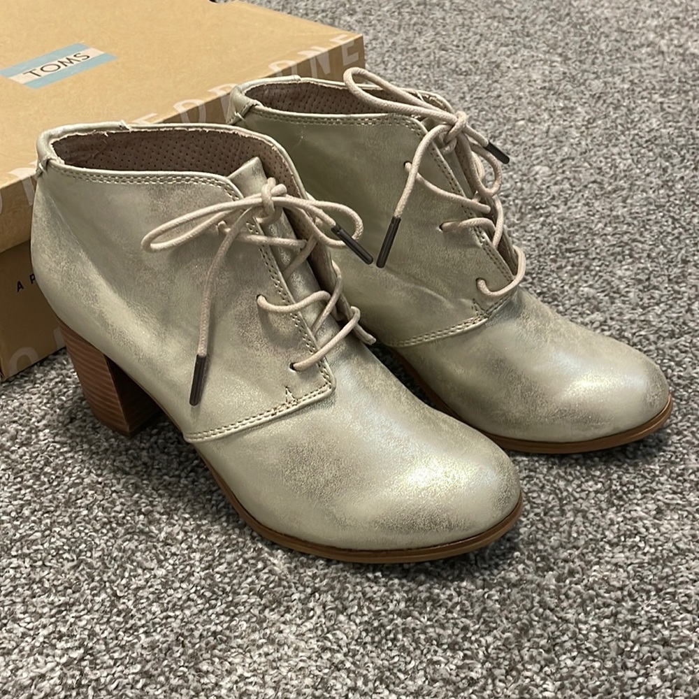 NIB TOMS Lunata Boots - White Gold - Sz 7.5